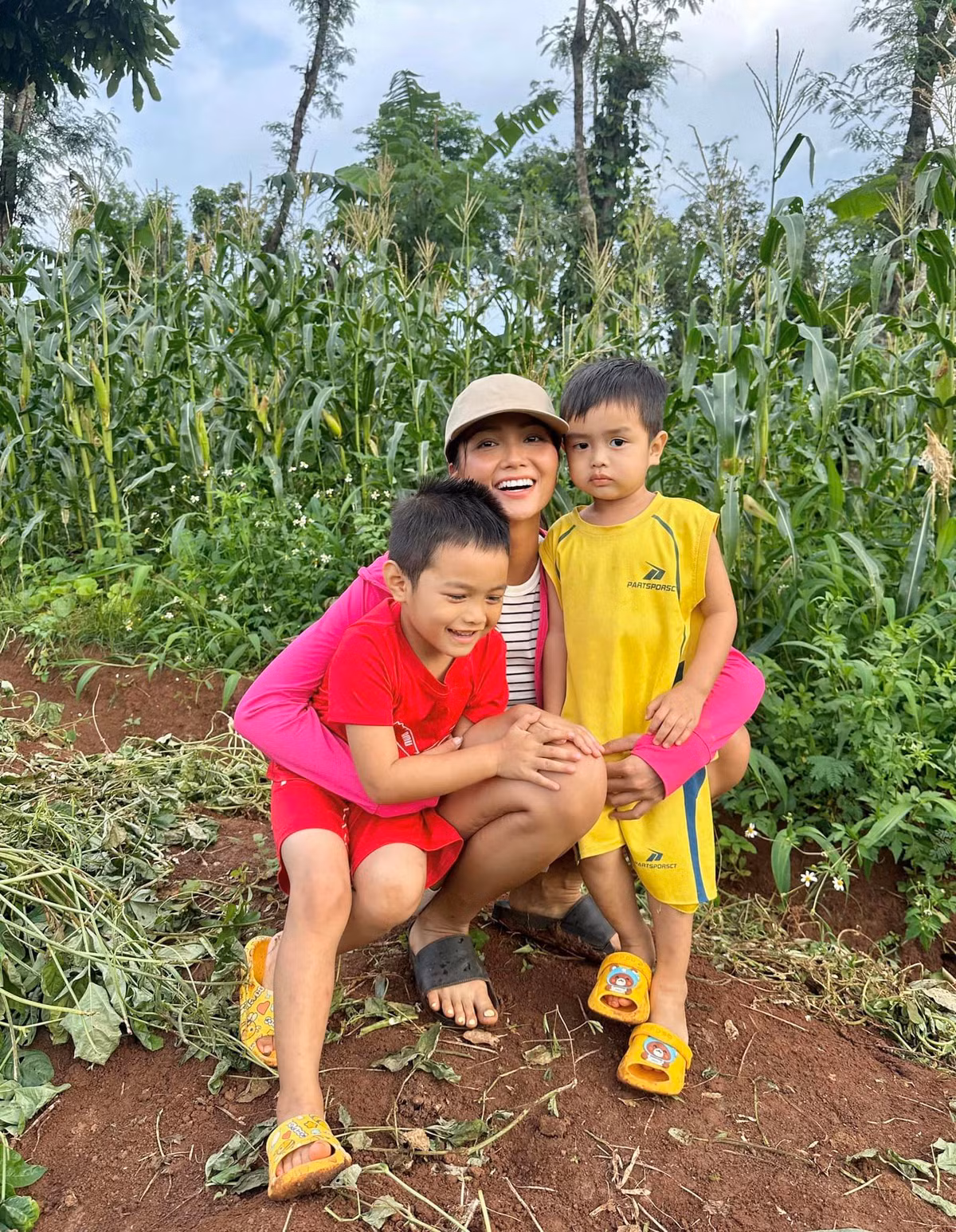 H'Hen Niê về quê và thân thiện với các cháu nhỏ. Cô chia sẻ: "Đây là Hen khi chụp hình với các em nhỏ. 10 điểm cho sự dễ thương của các em". Ảnh: FB H'Hen Niê