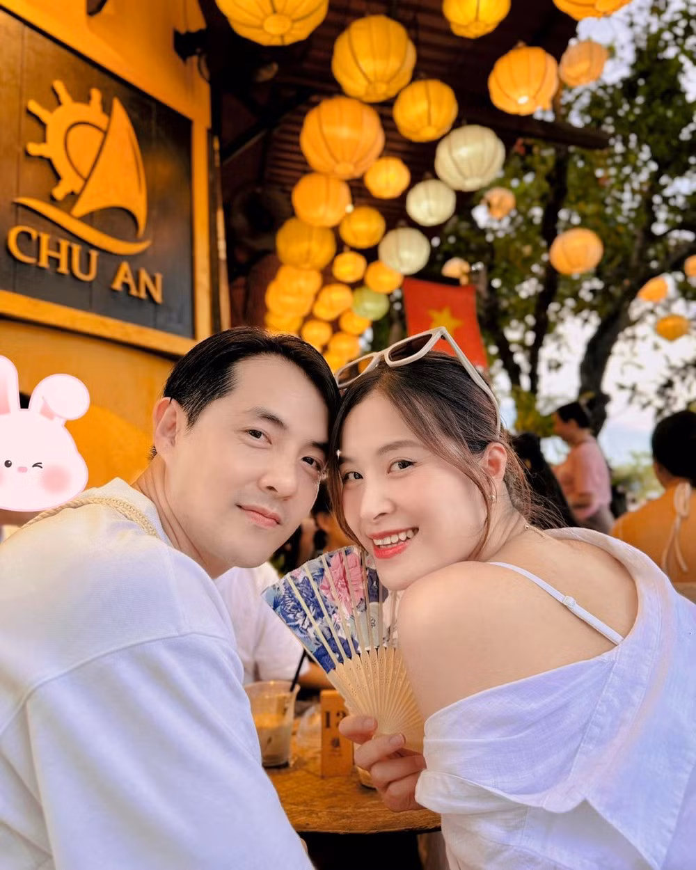 Vợ chồng Đông Nhi - Ông Cao Thắng dạo phố Hội An ngày đầu hè.