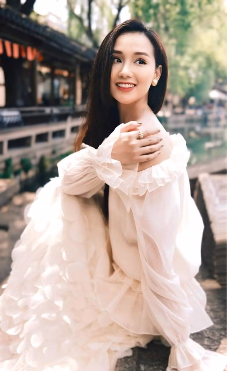 Diễn viên Lã Thanh Huyền đăng ảnh cùng chia sẻ: "Khí chất bao nhiêu, hạnh phúc bấy nhiêu".