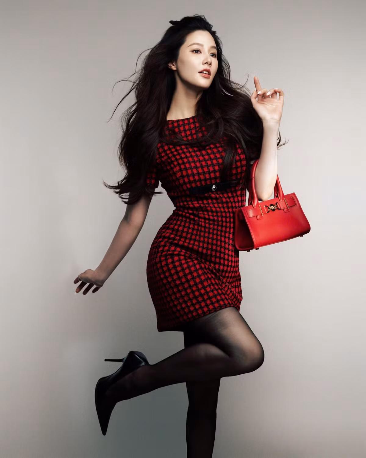 "Màu đỏ chứng tỏ yêu anh!", Diễm My 9x thả thính. Ảnh: FB Vu Pham Diem My