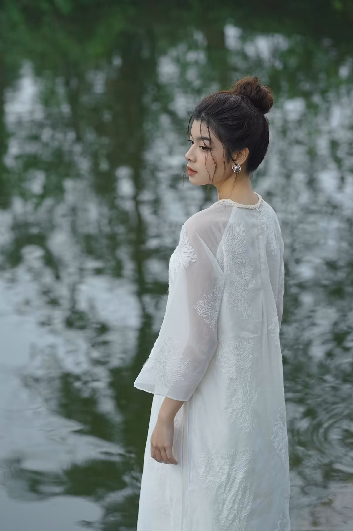 Từ những bộ cánh đơn giản, năng động đến những trang phục dạ hội lộng lẫy, cô nàng đều toát lên vẻ đẹp cuốn hút. Ảnh: FB Vo Hoai Anh