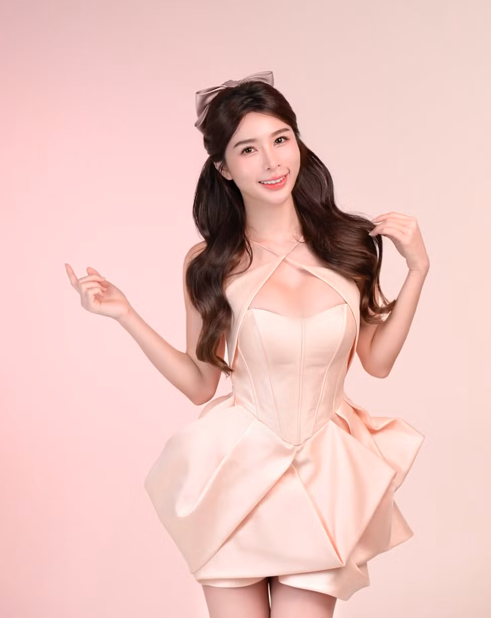 Chẳng những được trời phú cho tài năng âm nhạc khiến người ta phải ngả mũ, nữ DJ sinh năm 1993 còn sở hữu sắc vóc vô cùng quyến rũ.