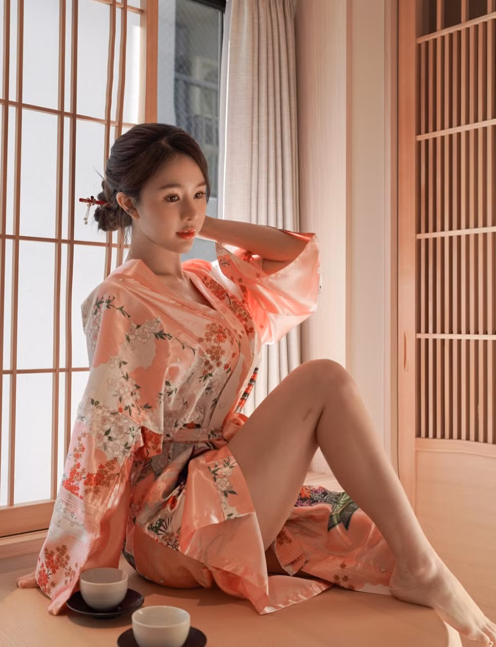 Chiếc áo choàng gần như chỉ phụ hoạ thêm cho vóc dáng gợi cảm, táo bạo của nữ DJ này.