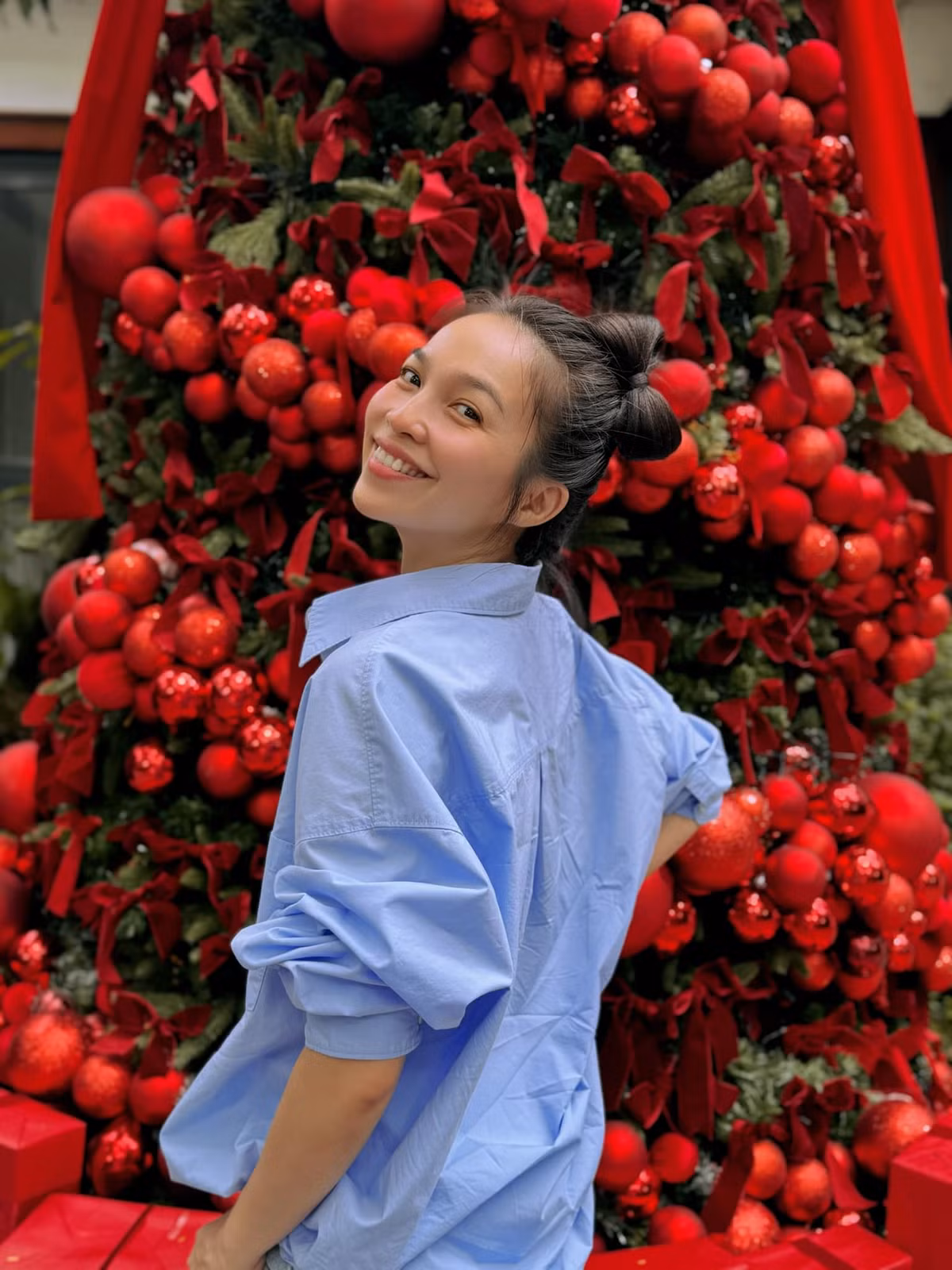 "Thà dậy trễ đỡ buồn ngủ còn hơn... dậy sớm mà mệt. Chúc tháng Noel hạnh phúc nhé", Hiền Thục viết. Ảnh: FB Hien Thuc