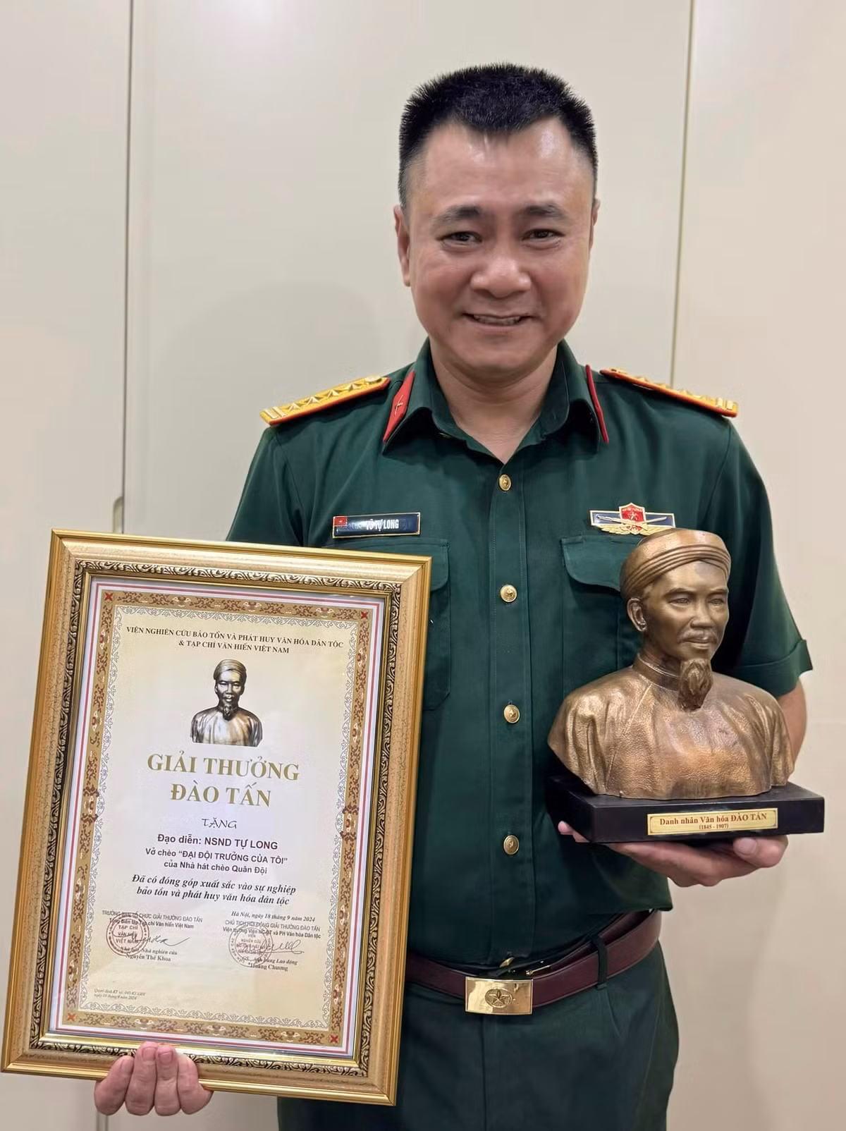 NSND Tự Long nhận "Giải thưởng Đào Tấn". Ảnh: FB Tự Long