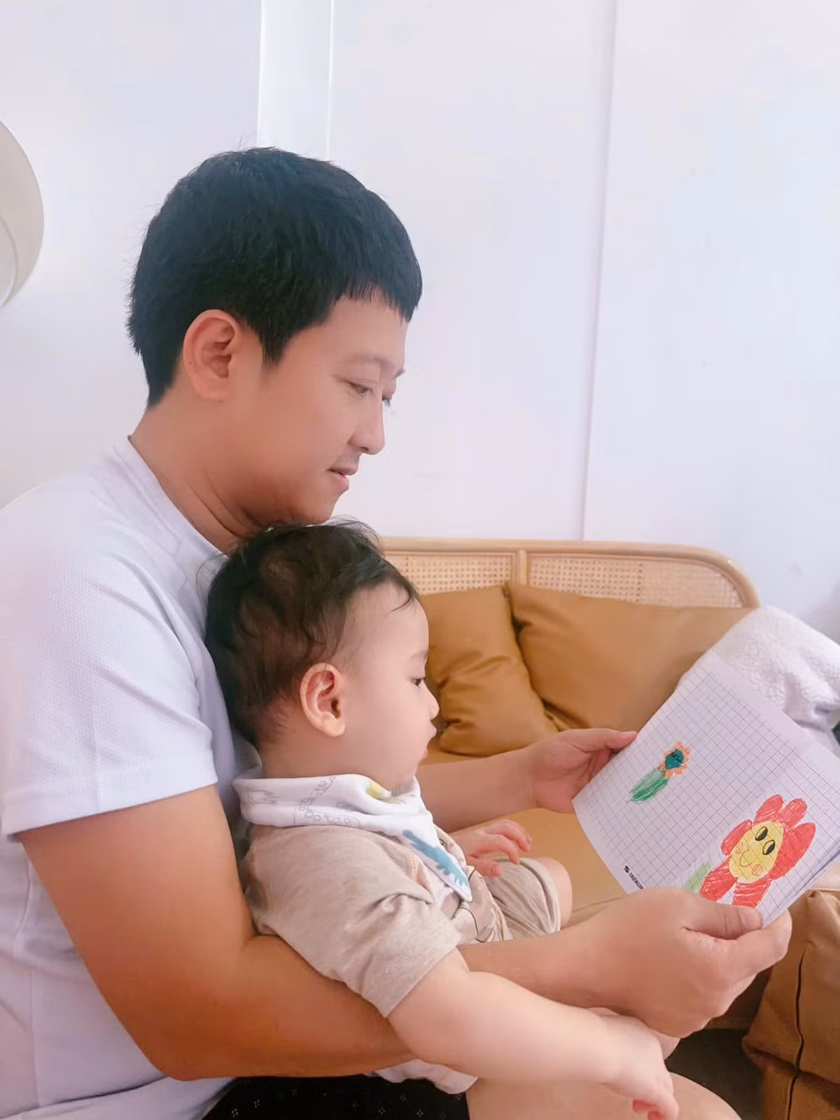 Trường Giang bận rộn chăm con trai. Ảnh: FB Trường Giang