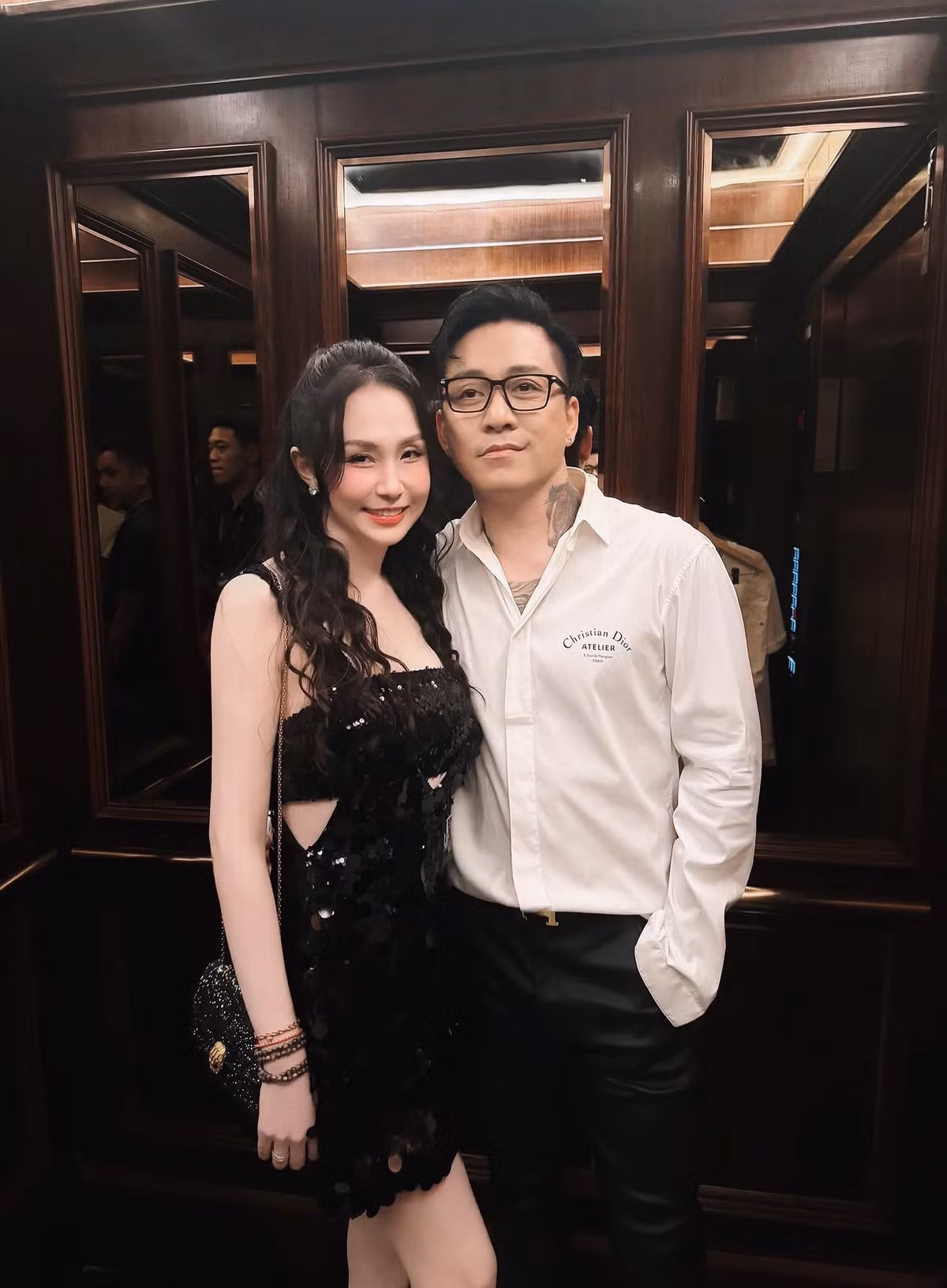 Vợ chồng ca sĩ Tuấn Hưng chụp ảnh tình tứ trước đêm diễn. Ảnh: FB Trần Thu Hương