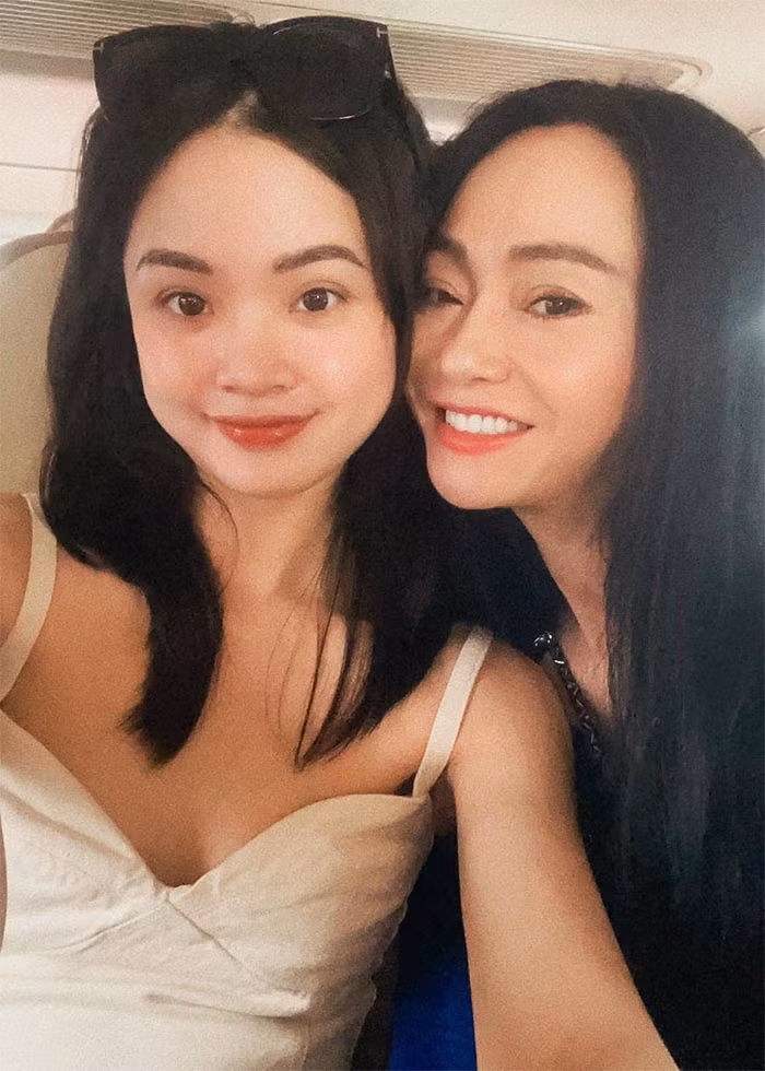 Quách Thu Phương và con gái lớn thân nhau như đôi bạn thân. Mỗi khi có dịp con gái về nước chơi, hai mẹ con lại cùng nhau đi du lịch, về quê thăm gia đình. (Ảnh: FB Quách Thu Phương)