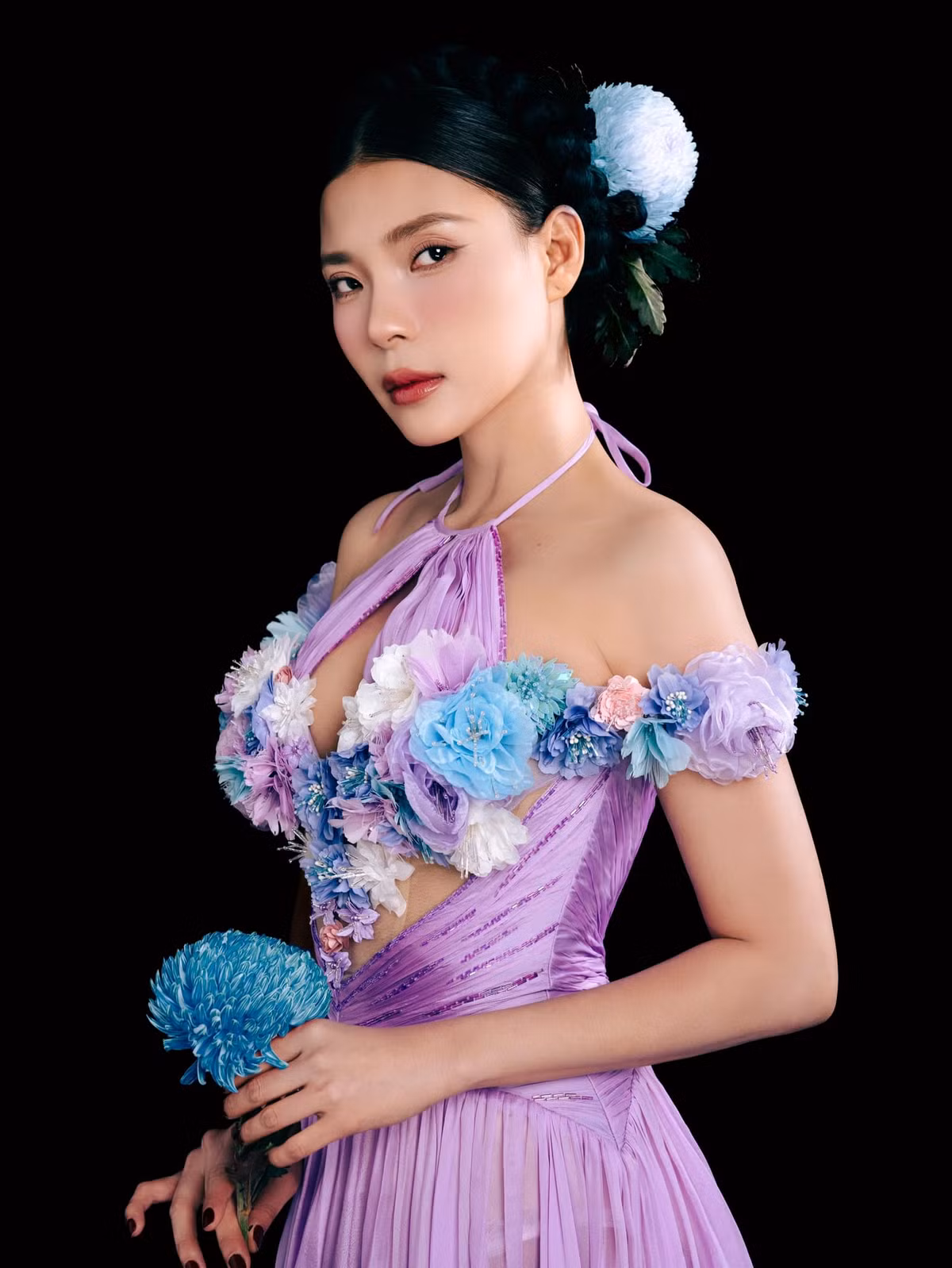 Thuý Diễm chú thích ảnh: "Mỹ nhân thế gian nhiều vô kể. Ngồ ngộ như em thì cũng nhiều". Ảnh: FB Nguyễn Ngọc Thuý Diễm