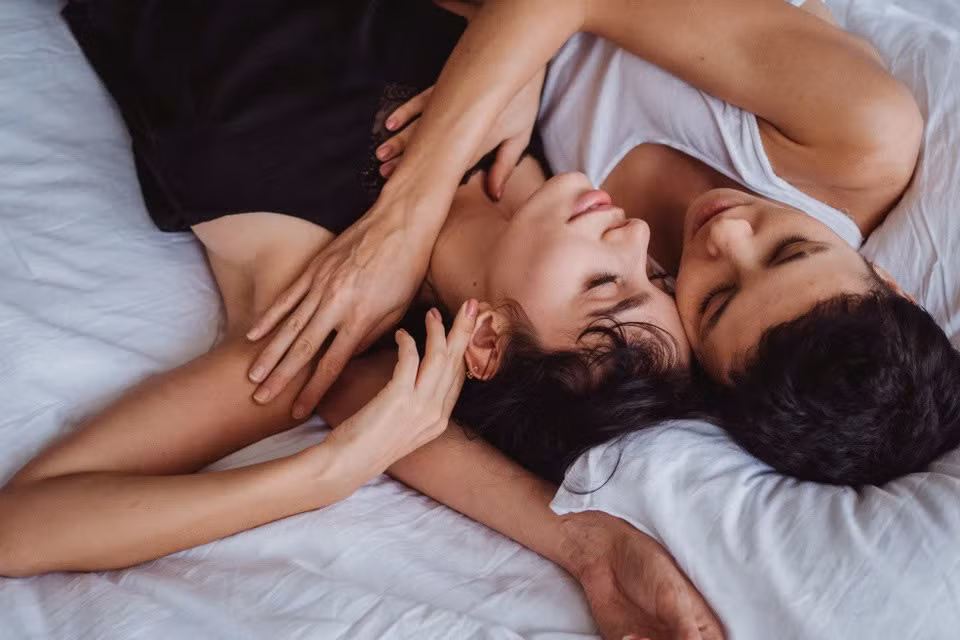  Đùi của chàng: Đùi là nơi siêu nhạy cảm. Nàng chỉ cần vuốt ve nhẹ nhàng từ khuỷu chân lên đến hông chàng. Ngay cả khi chàng đang mặc nguyên quần áo thì những vuốt ve này cũng khiến cho bản năng đàn ông trỗi dậy nhanh chóng. Ảnh minh họa 
