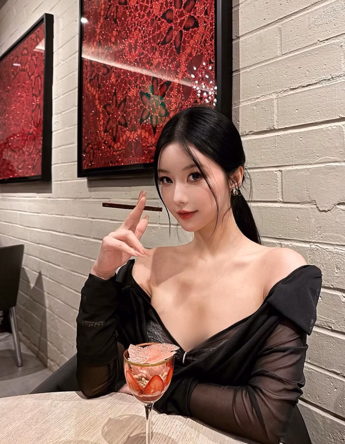 Nhờ tỷ lệ cơ thể cân đối, mái tóc dài tới thắt lưng cùng nước da trắng sứ, gương mặt thanh tú, nàng hot girl gợi cảm luôn xuất hiện mỹ miều trong mỗi khuôn hình, khiến người nhìn không thể rời mắt. Ảnh: IG riya_yu