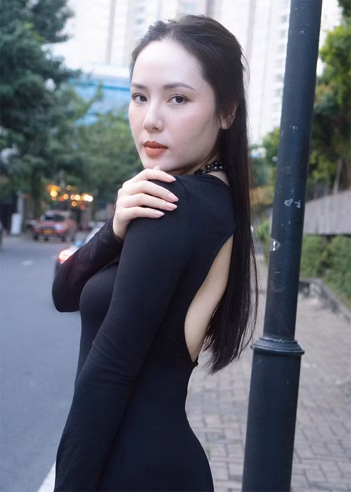 Nữ ca sĩ thường xuyên khoe những khoảnh khắc đi ăn uống rất thảnh thơi trên trang cá nhân. Những lúc rảnh rỗi, cô dành thời gian đi du lịch trong và ngoài nước rất sang chảnh.