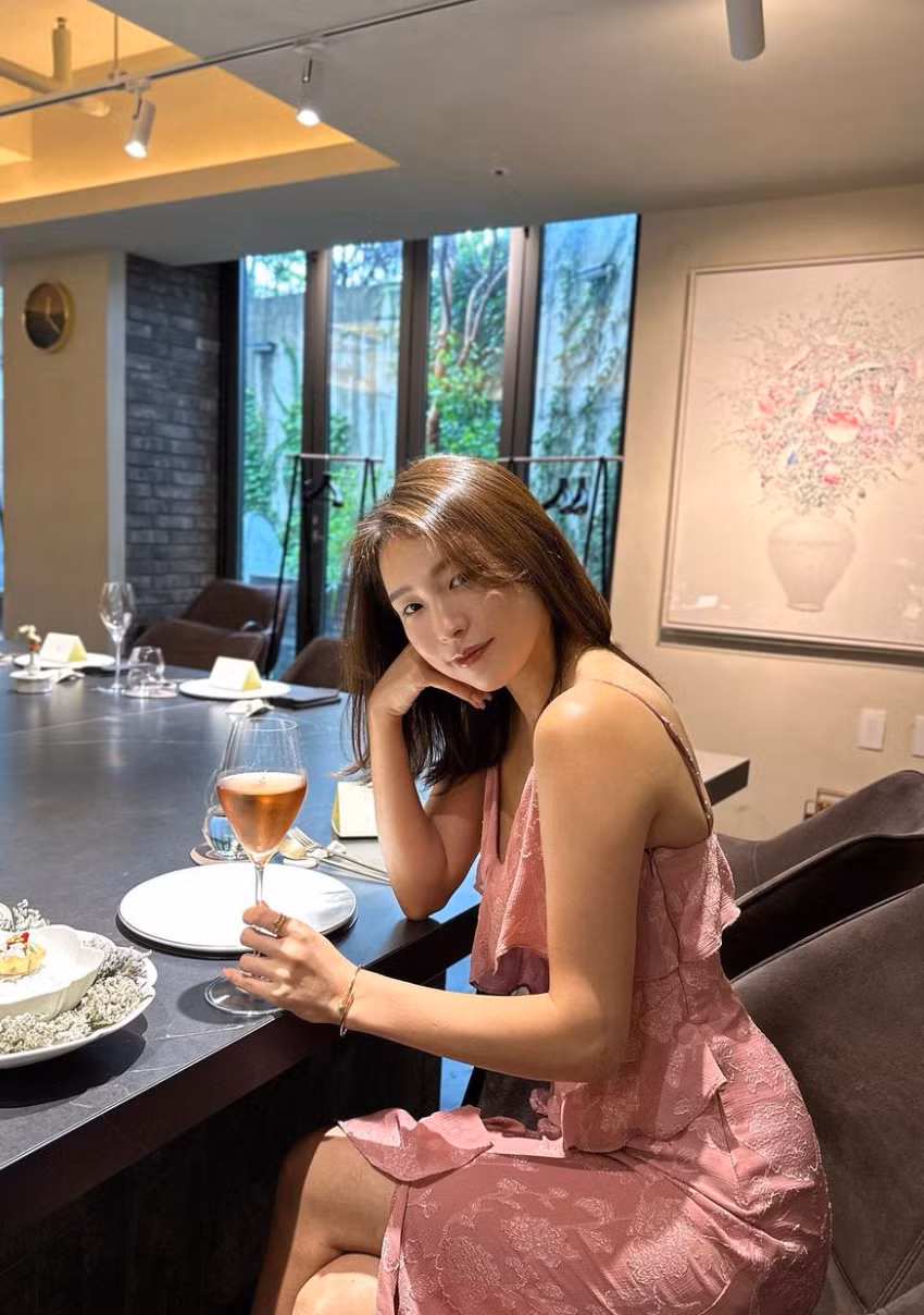 Becky cao 1m60, nặng 45 kg, có vẻ đẹp tự nhiên, thân hình cân đối.