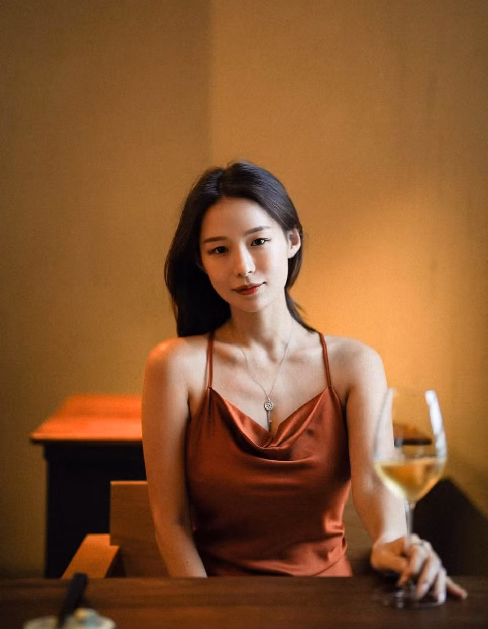 Becky diện váy lụa hai dây khoe bờ vai mảnh mai.