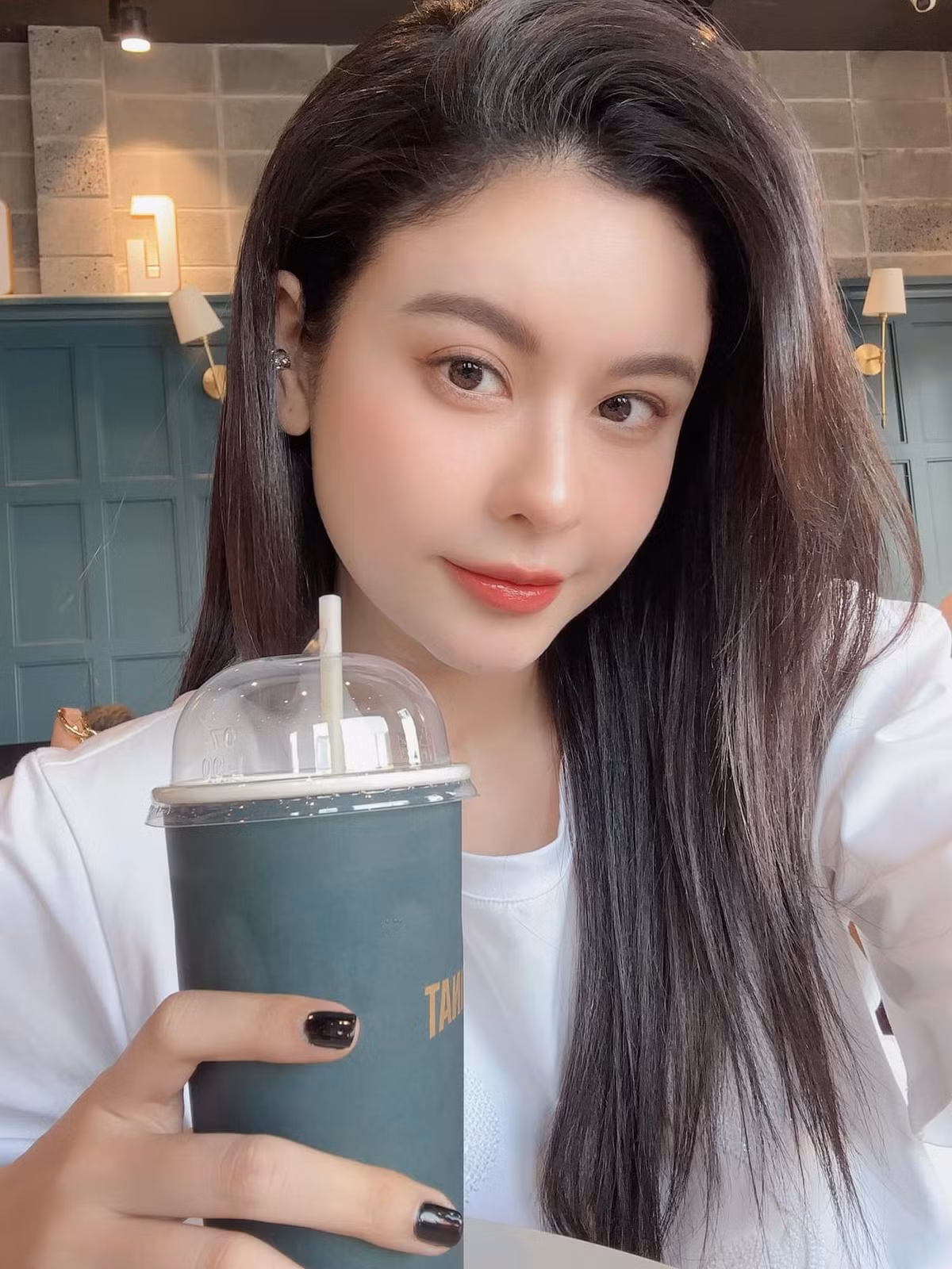 Ở tuổi 34, ca sĩ Trương Quỳnh Anh đã có gần 15 năm hoạt động nghệ thuật. Tuy nhiên, cuộc sống hôn nhân của cô lại không được suôn sẻ.