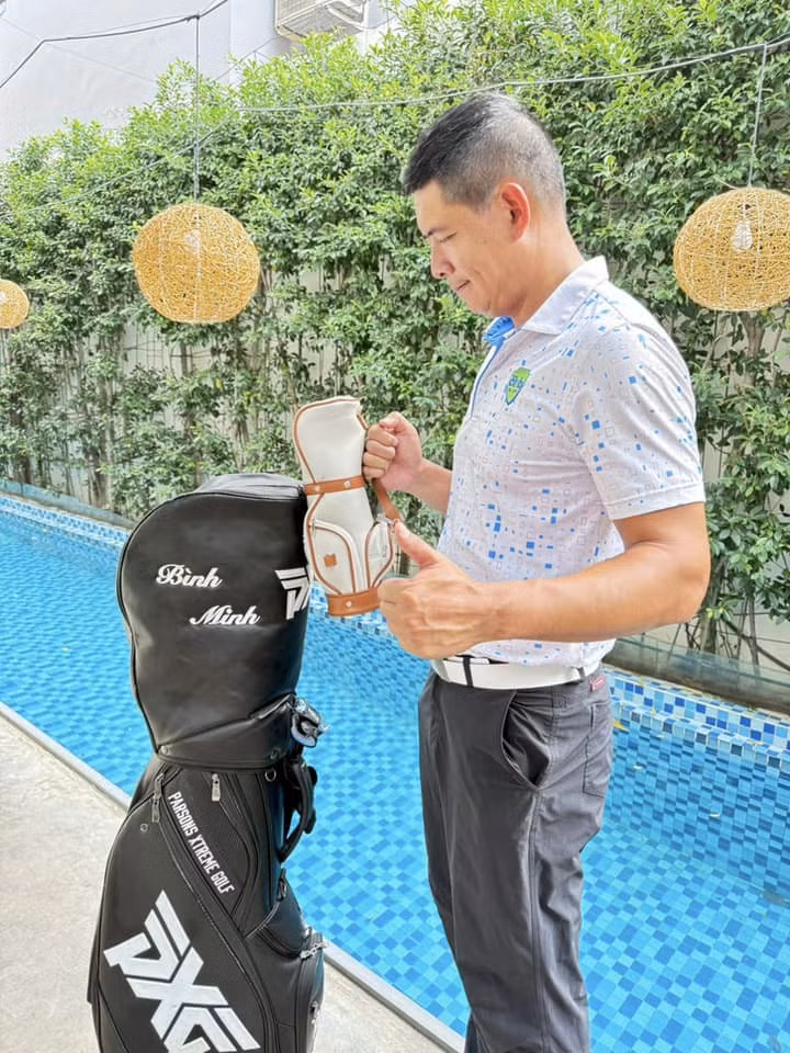 Hiện tại, anh cùng gia đình sống trong căn biệt thự đắt tiền tại TP.HCM. Vợ chồng Bình Minh chuyển về ngôi nhà này từ năm 2016. Biệt thự nổi bật với bể bơi xanh mát và nội thất sang trọng, trang nhã. Ảnh: FB Le Anh Tho