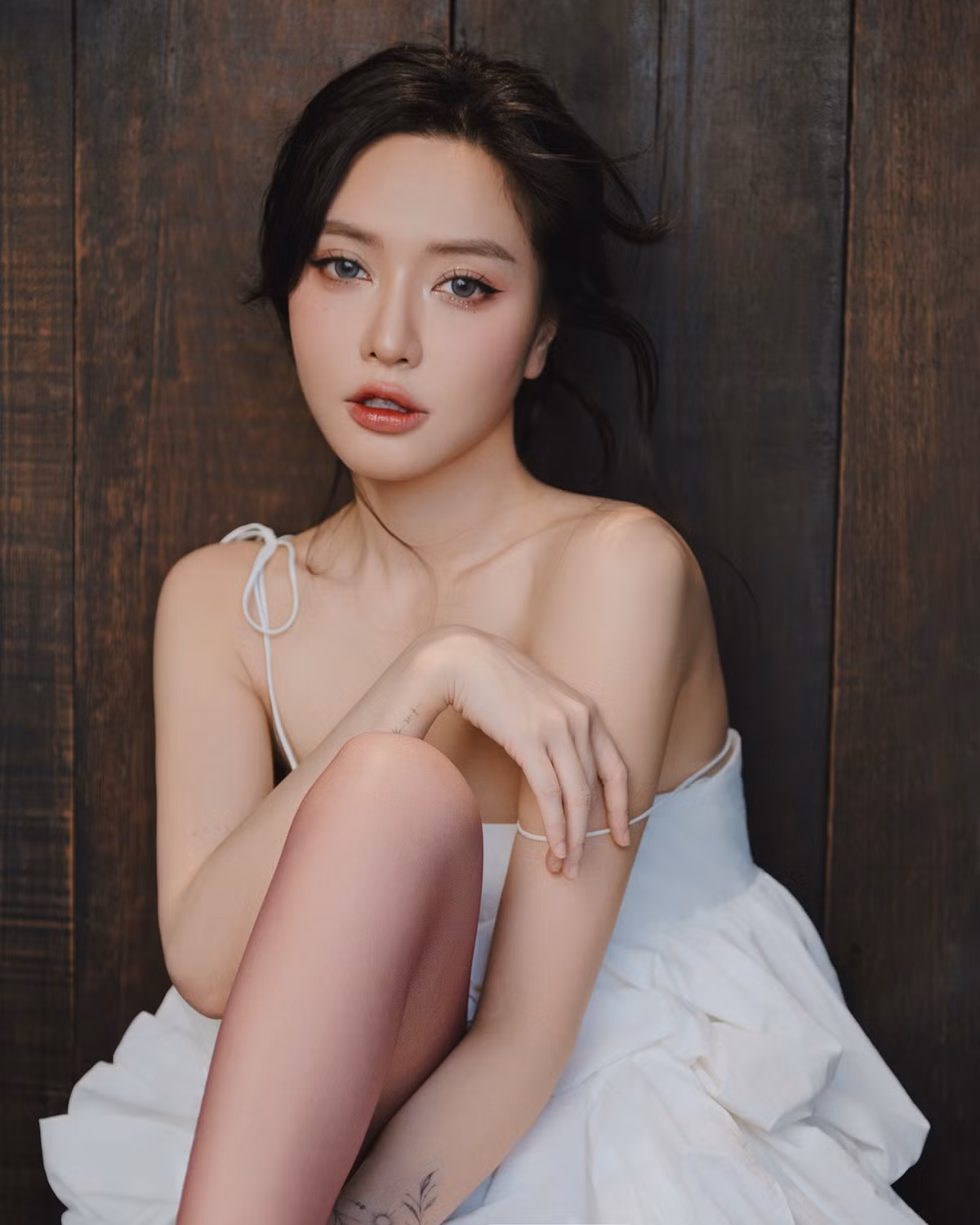 Vẫn giữ nguyên nụ cười rạng rỡ, ca sĩ Bích Phương giờ đây sở hữu vóc dáng thon gọn, gương mặt thanh tú và thần thái kiêu sa, quyến rũ.