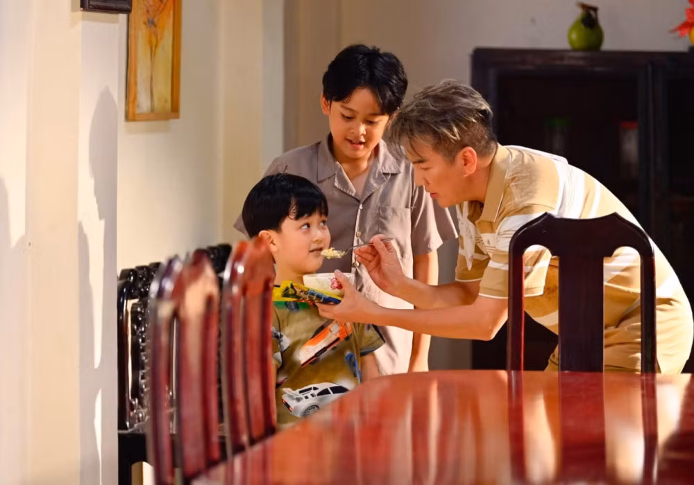 Đàm Vĩnh Hưng chăm sóc con trai ở hậu trường quay MV.