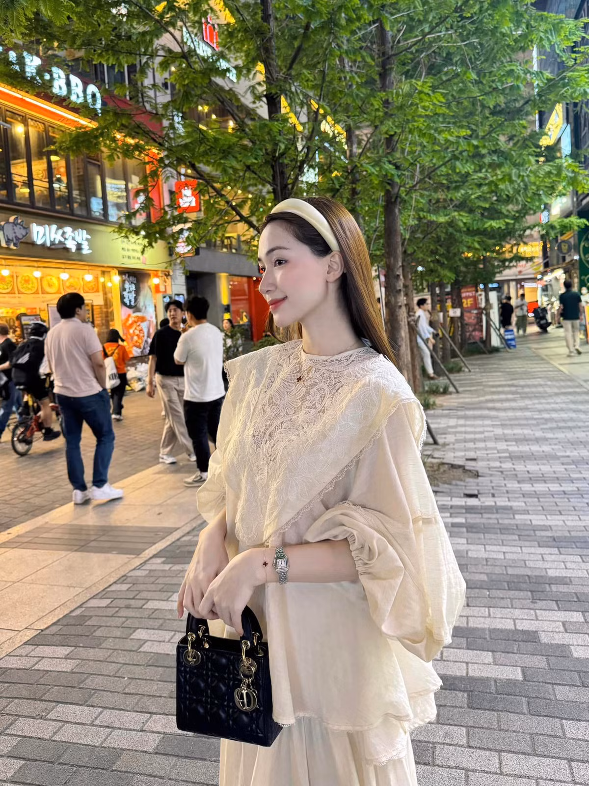 Hoà Minzy xinh đẹp dịu dàng.