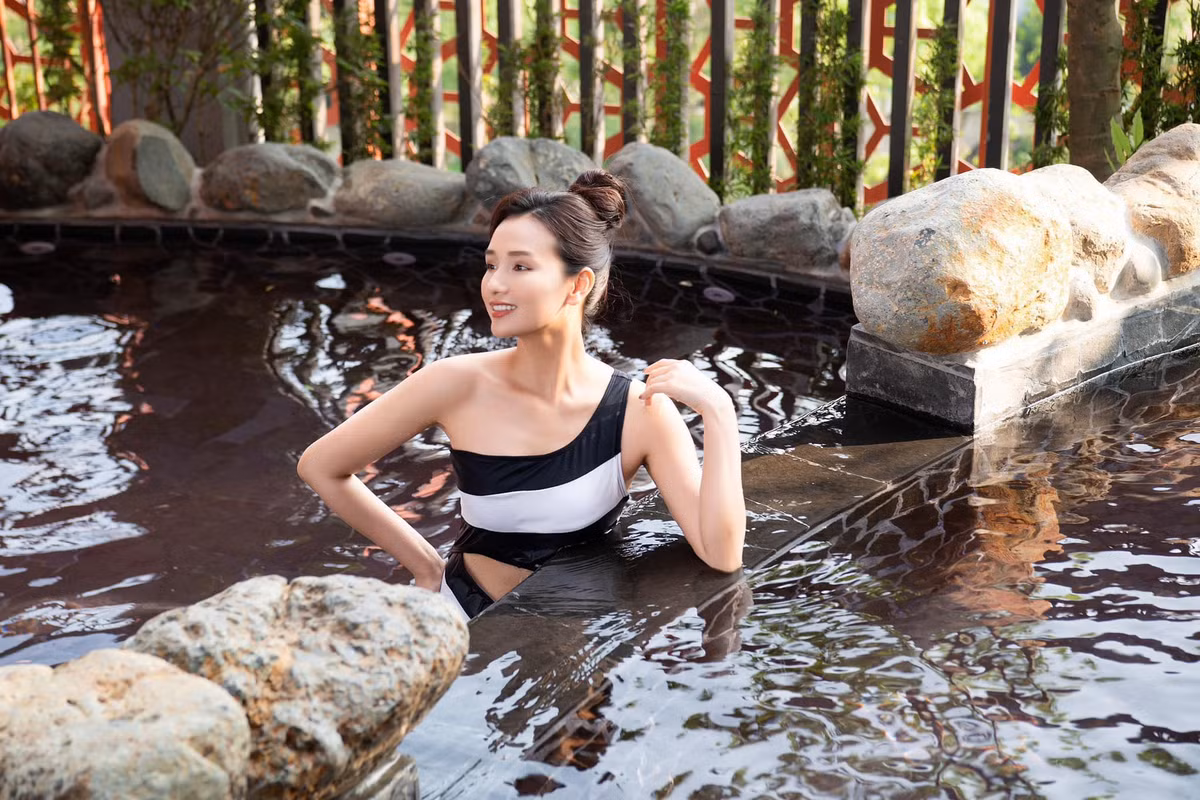 Không chỉ trong những sự kiện giải trí, mà ngay cả trong những chuyến du lịch gia đình, nữ diễn viên cũng luôn biết cách thu hút mọi ánh nhìn bởi gu thời trang ấn tượng.