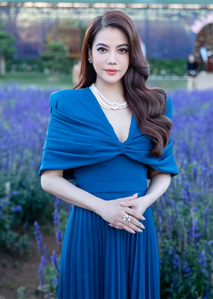 Thần thái, vóc dáng của Trương Ngọc Ánh vừa sang trọng vừa quyến rũ.