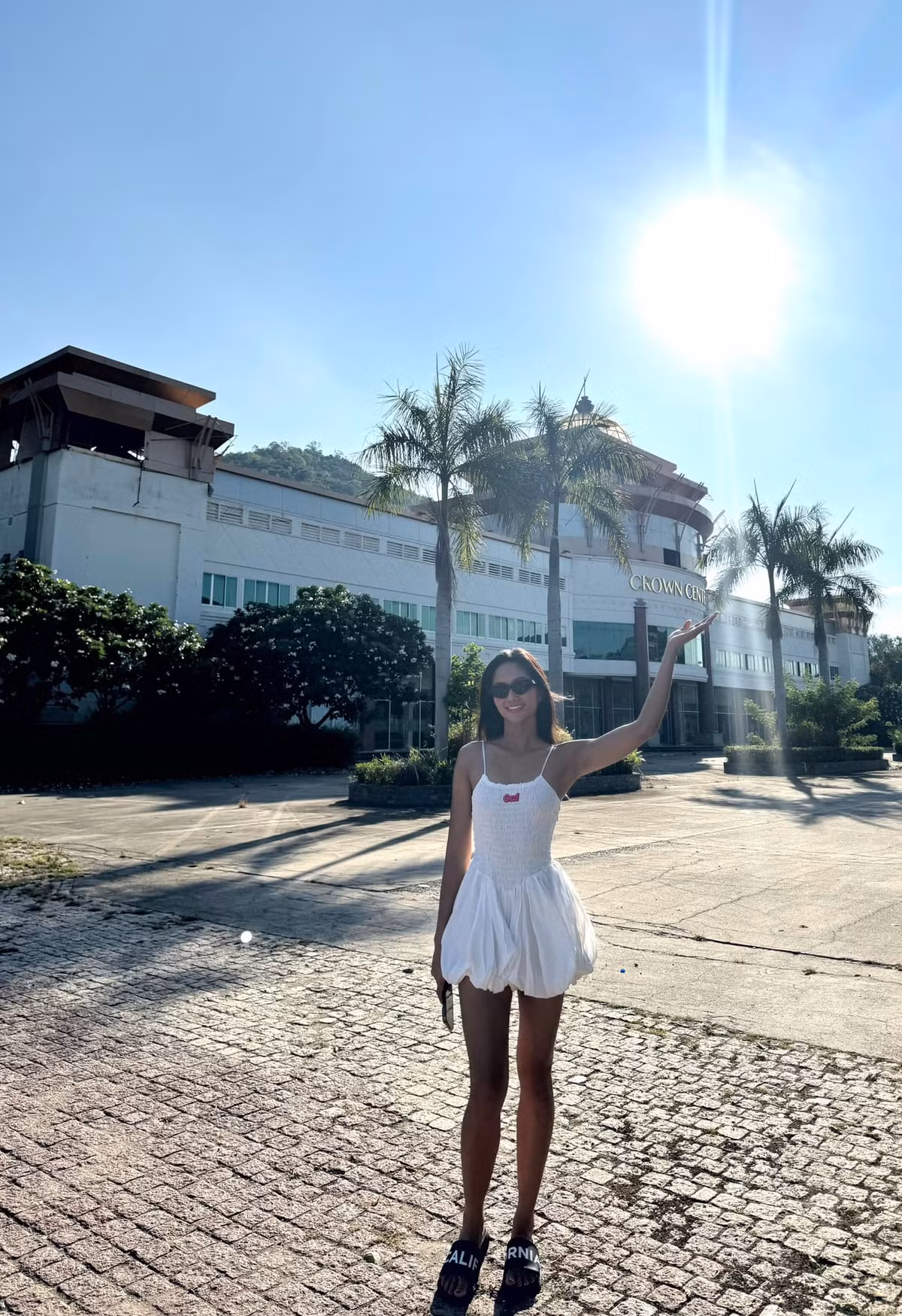 Hoa hậu H'Hen Niê: "Ghé thăm nơi mình đã đăng quang nè, xúc động lắm cả nhà ơi. Cảm ơn mi sân khấu Crown Center nhé". Ảnh: FB H'Hen Niê