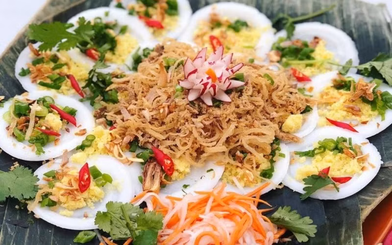 Nhắc đến đặc sản Bình Dương phải kể đến món bánh bèo bì, với hương vị lạ miệng và khác biệt các món bánh bèo miền Tây khác, nó có thêm bì heo.