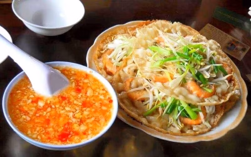 Bánh xèo tôm nhảy tại Bình Dương luôn thu hút các du khách.