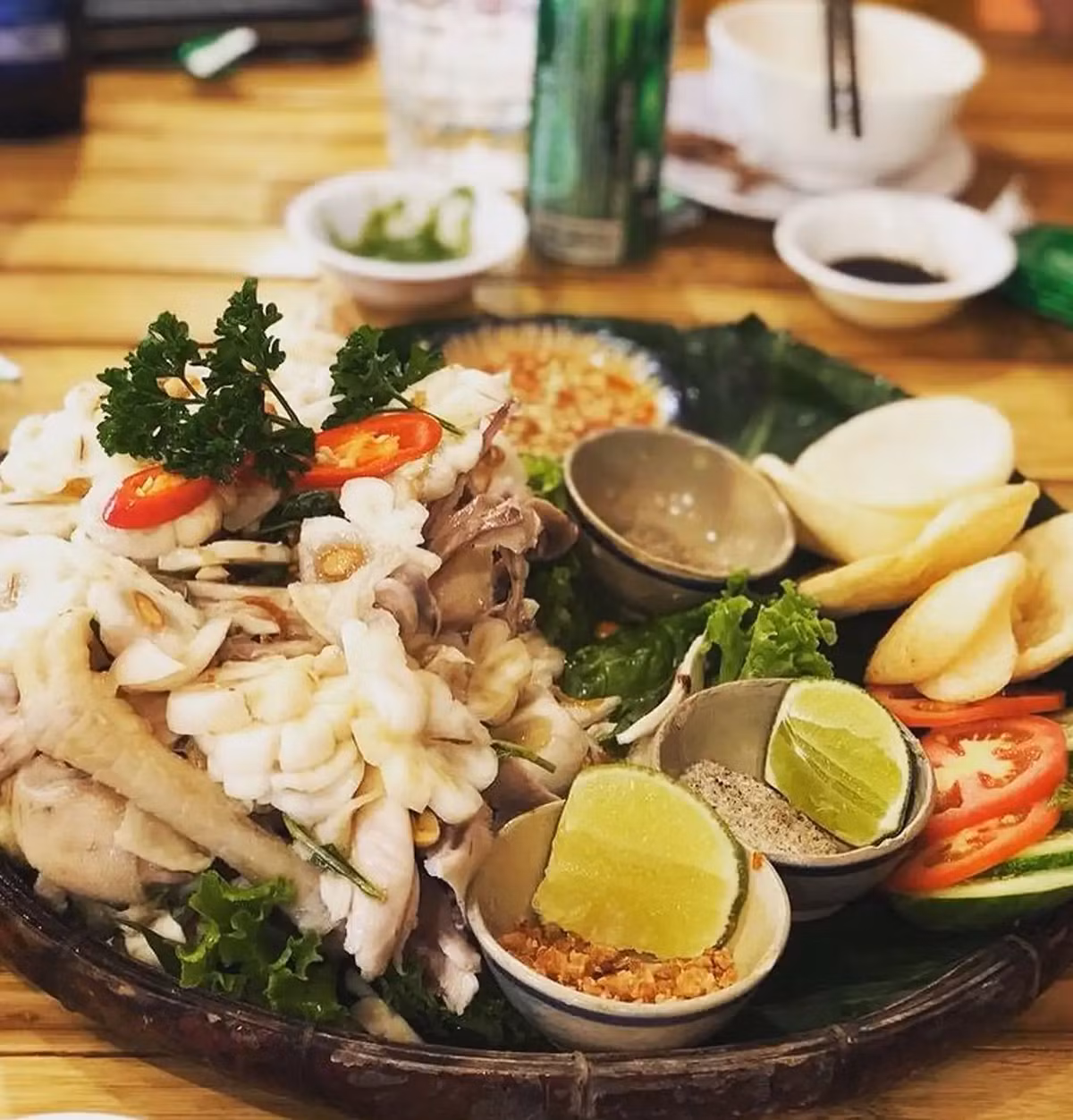 Gỏi gà măng cụt cũng là một đặc sản Bình Dương được nhiều du khách yêu thích. Thịt gà xé mỏng trộn cùng măng cụt chua thanh, giòn ngọt ngấm gia vị ăn hoài không chán.