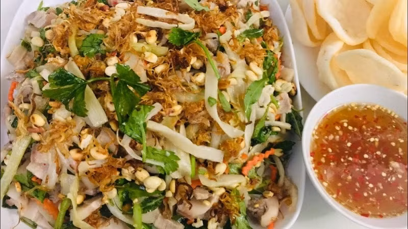 Món gỏi ngó lục bình trộn tôm thịt trở thành một món ăn thơm ngon, làm bất kỳ du khách nào đến Bình Dương đều khó quên.
