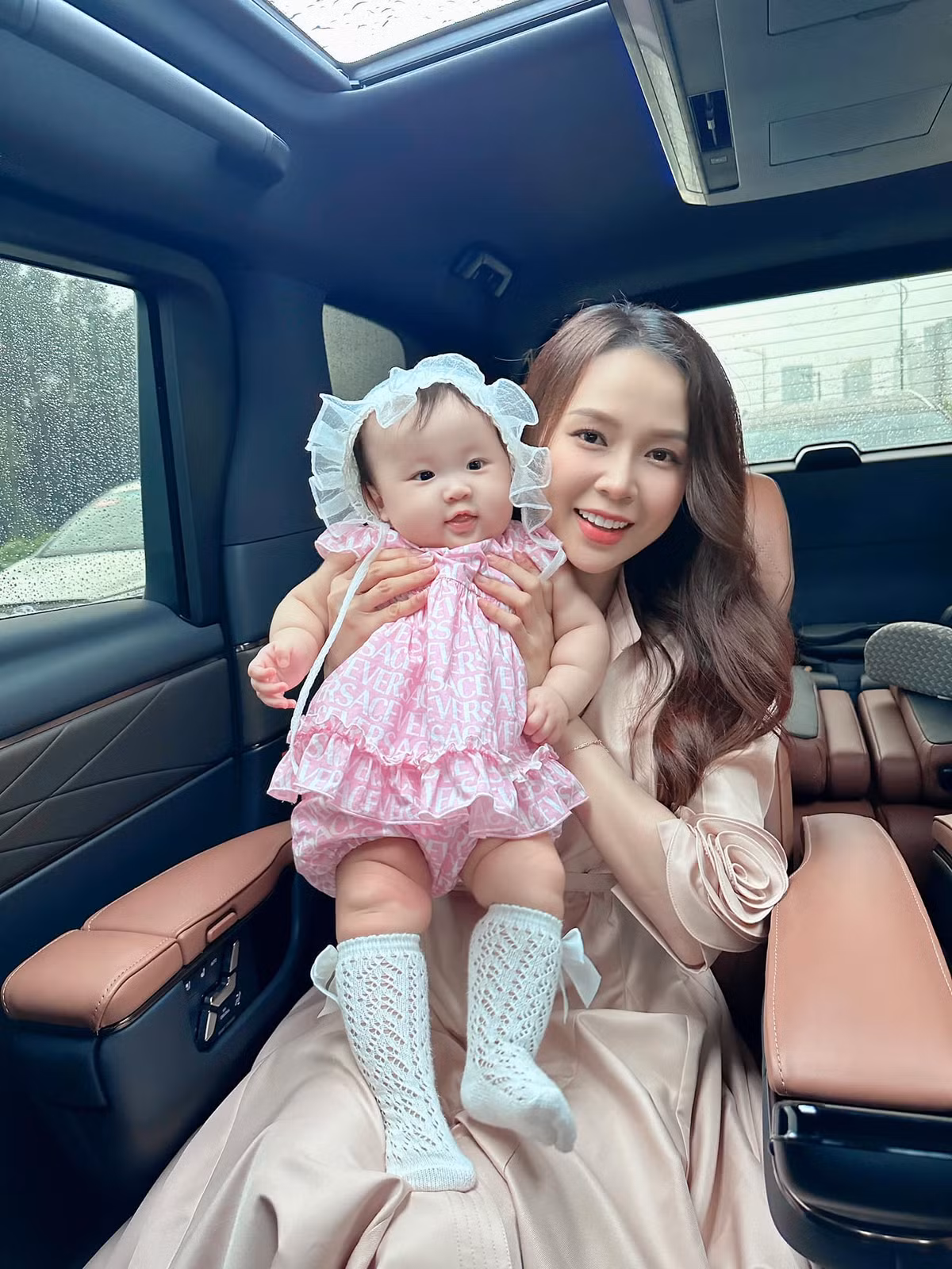 Sam cười tươi hạnh phúc bên cạnh con. Ảnh: FB Sam