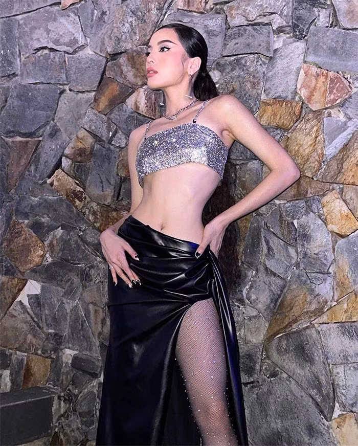 Nàng hậu 28 tuổi thường xuyên chọn style gợi cảm khoe ba vòng đẹp từng cm.