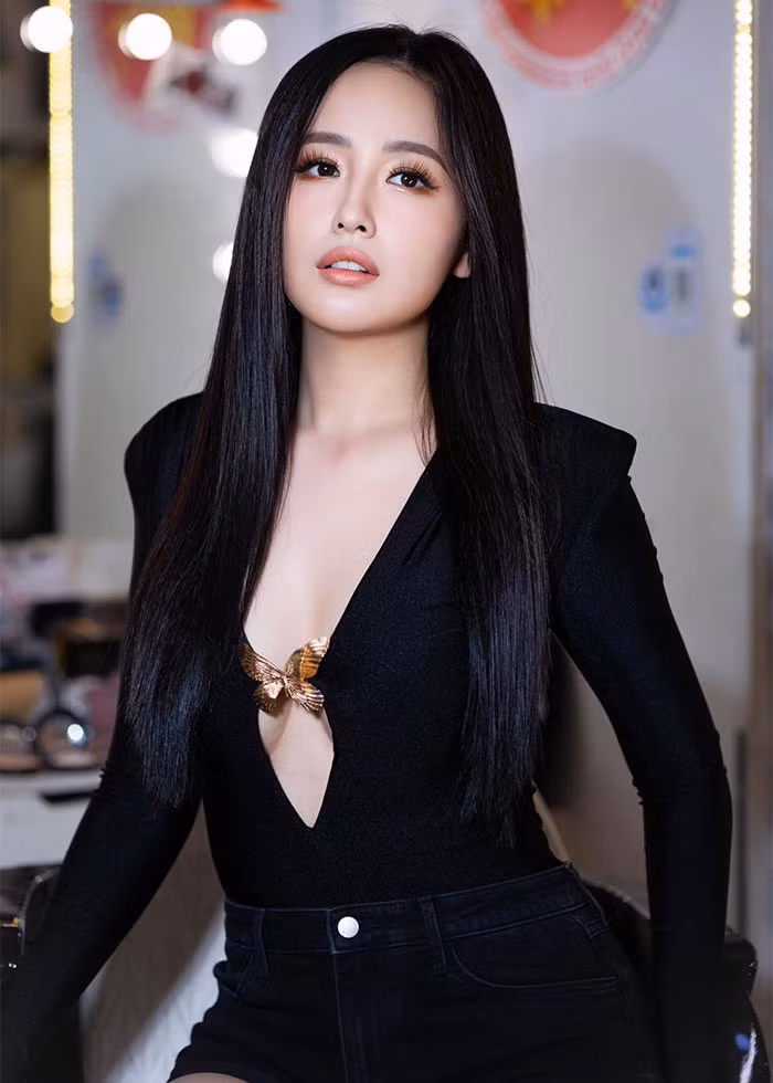 Xuất hiện trong đám cưới Midu mới đây, Hoa hậu Mai Phương Thúy thu hút mọi ánh nhìn nhờ phong cách ăn mặc gợi cảm và vóc dáng đã thon gọn trở lại sau một thời gian tăng cân mất kiểm soát. (Ảnh: FBNV)