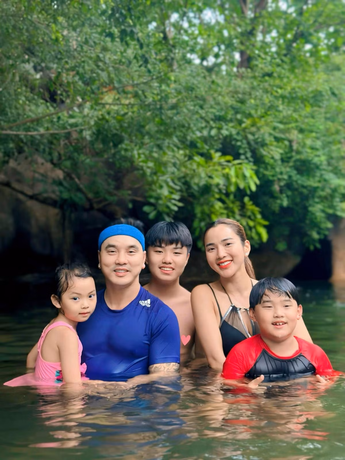 Điều đáng ngưỡng mộ ở cặp đôi này chính là tình yêu thương mà họ dành cho các con. Ảnh: FB Ưng Hoàng Phúc