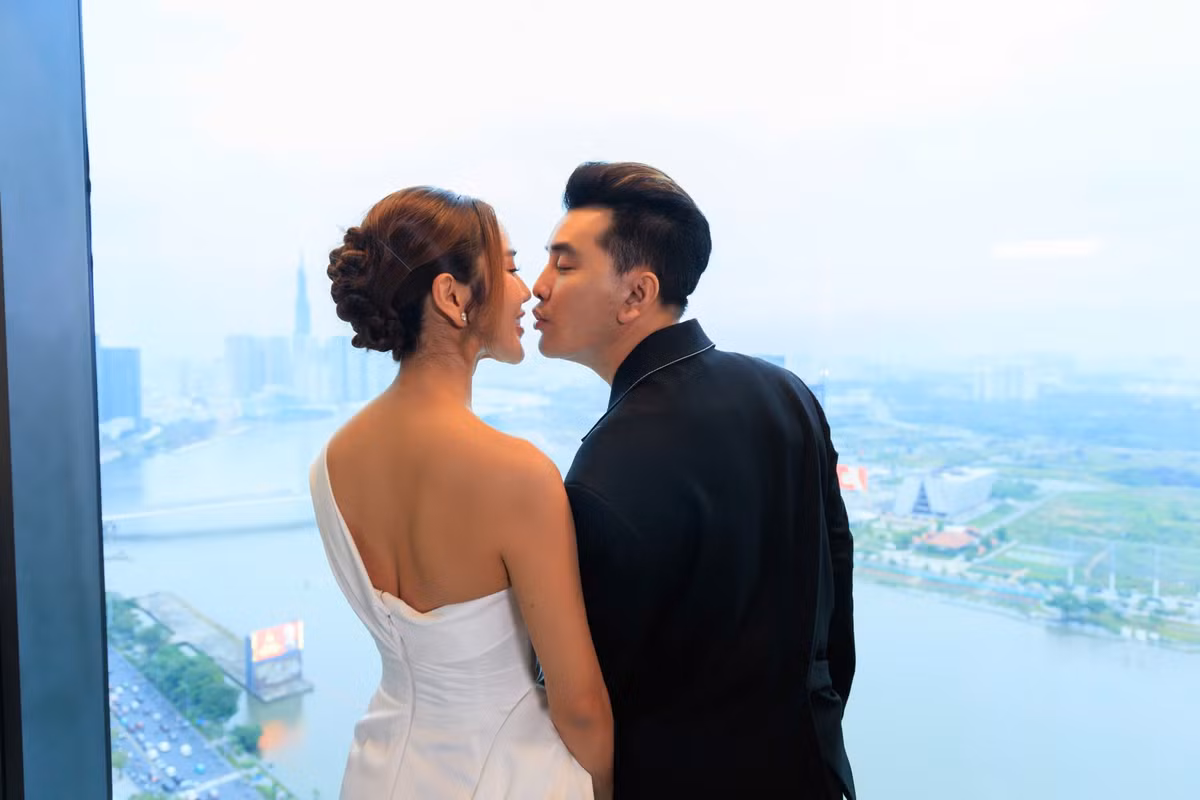 Năm 2012, cặp đôi về chung một nhà. 4 năm sau, họ chào đón con trai Quốc Minh nhưng đến năm 2018, cả hai mới tổ chức đám cưới. Ảnh: FB Ưng Hoàng Phúc