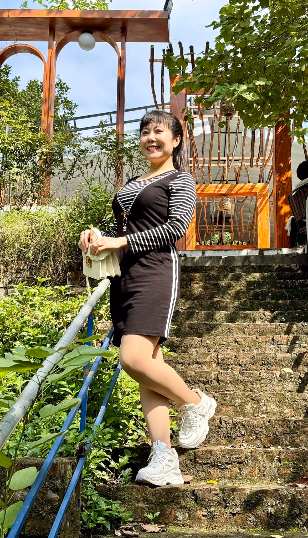 Hương Tươi cũng thường xuyên chia sẻ những khoảnh khắc trẻ trung đời thường.