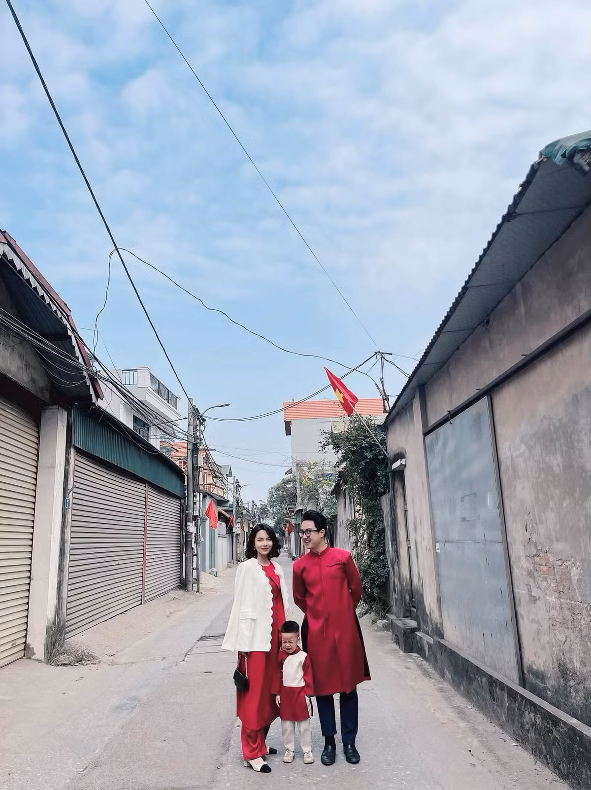 Dương Sơn Lâm là gương mặt quen thuộc trên sóng VTV, chịu trách nhiệm chuyên mục "Điểm tuần" của "Chuyển động 24h". Khác xa hình ảnh nam MC gây dấu ấn nhờ phong cách dẫn thẳng thắn, hài hước, ở ngoài đời Sơn Lâm còn nổi tiếng yêu chiều vợ, là người bố mẫu mực trong gia đình. Ảnh: FBNV