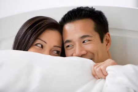  Tránh nude và quan hệ dưới nước: Quan hệ khi nude hoàn toàn hay dưới nước vào mùa lạnh rất dễ bị cảm lạnh. Bên ngoài, nhiệt độ thấp hơn trong phòng, nếu không may gió thổi vào phòng dễ dẫn đến đột tử. Ảnh minh họa