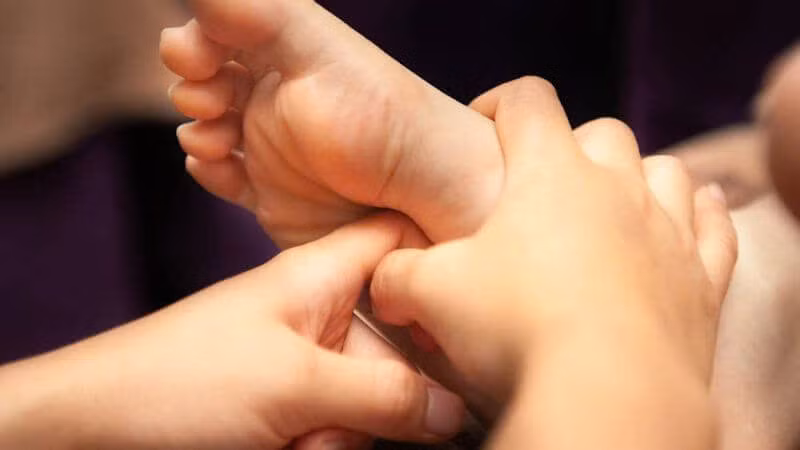 Massage làm ấm: Có thể thực hiện nhiều thao tác massage khác nhau. Chẳng hạn như đặt một lọ tinh dầu massage được mở nắp trong một cái chén có nước nóng từ 3 đến 5 phút, kế đó, sau khi kiểm tra nhiệt độ, hãy rót lên phần lưng và mông để massage toàn bộ cơ thể. Ảnh minh họa