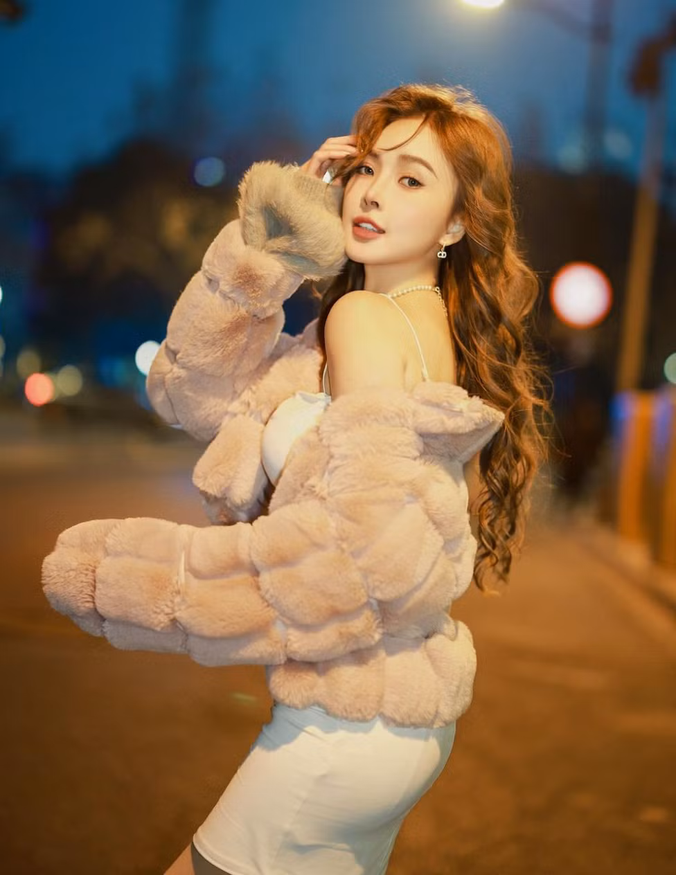 Từ những bộ váy bodycon ôm sát đến trang phục dạo phố năng động, mỗi lần xuất hiện, hot girl gợi cảm Diệc Phi đều khiến người hâm mộ không thể rời mắt.