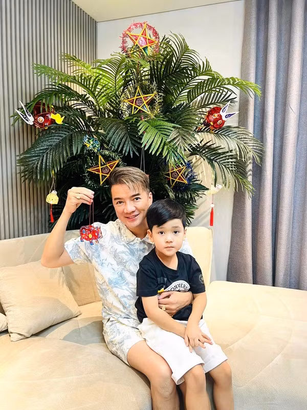 Càng lớn, con trai Đàm Vĩnh Hưng càng trở nên kháu khỉnh và sở hữu gu thời trang ấn tượng, không thua kém bất kỳ fashionista nhí nào.
