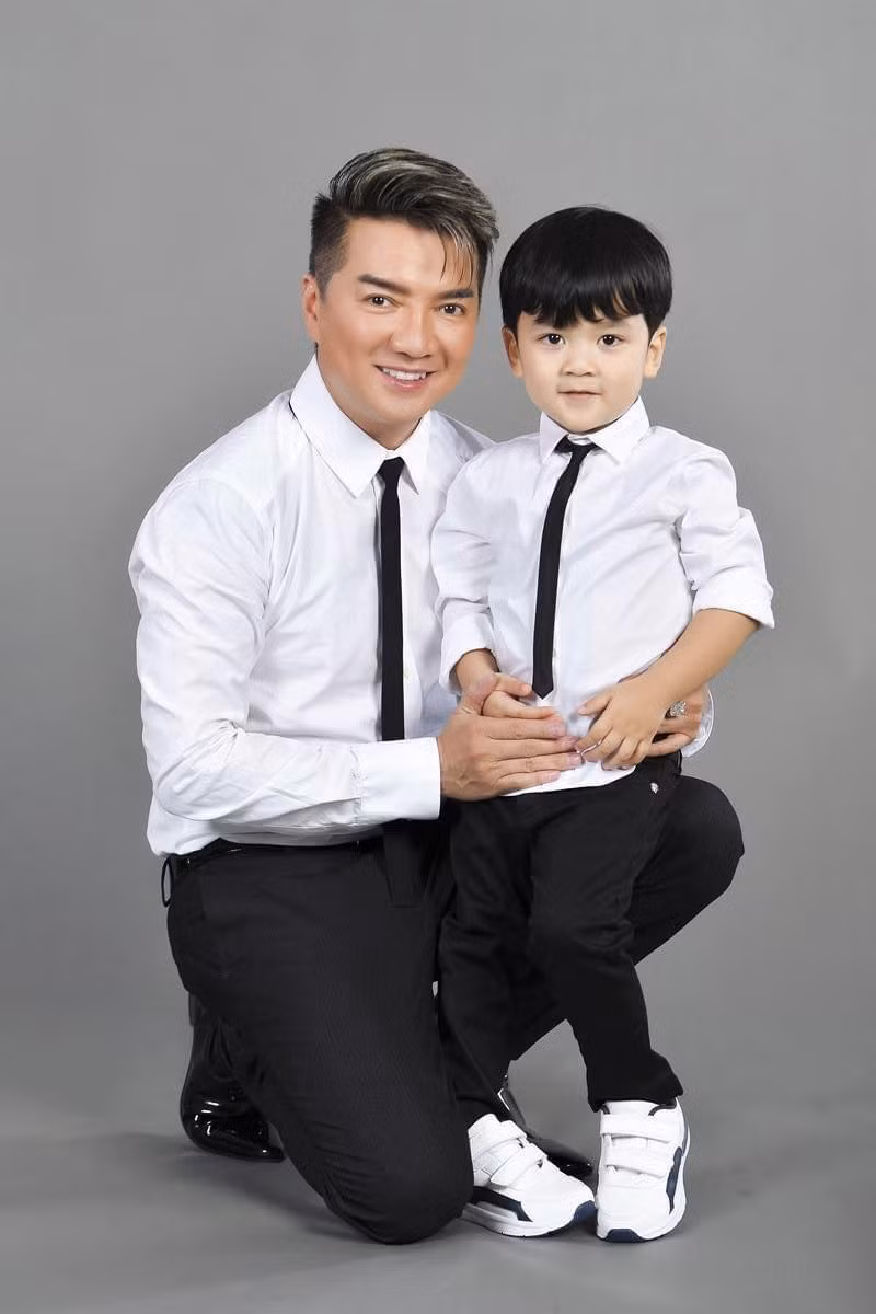 Mỗi lần xuất hiện cùng bố, Polo Huỳnh đều khiến dân mạng "mê mẩn" bởi phong cách thời trang sành điệu và đẳng cấp.