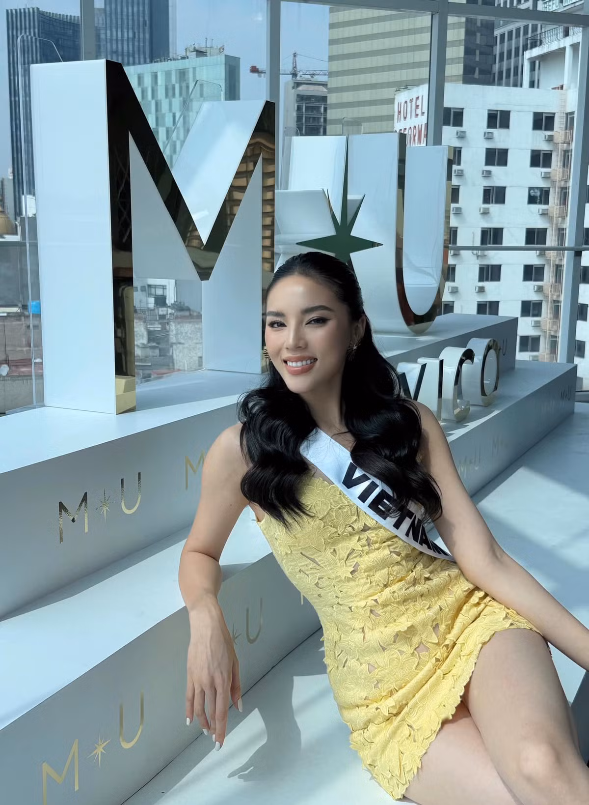 Trước đó Kỳ Duyên cũng gây chú ý khi diện mẫu váy tông màu vàng chanh, form dáng ngắn, ôm sát vóc dáng. Sự lựa chọn này giúp cô khoe khéo "đôi kiếm Nhật" dài thon, nuột nà. Ảnh: FB Hoa hậu Nguyễn Cao Kỳ Duyên