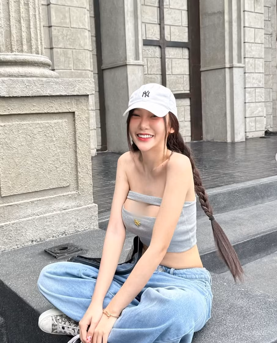Cô chọn những kiểu áo khoét sâu chữ V hoặc khoét ngang để tôn lên vòng một đầy đặn.