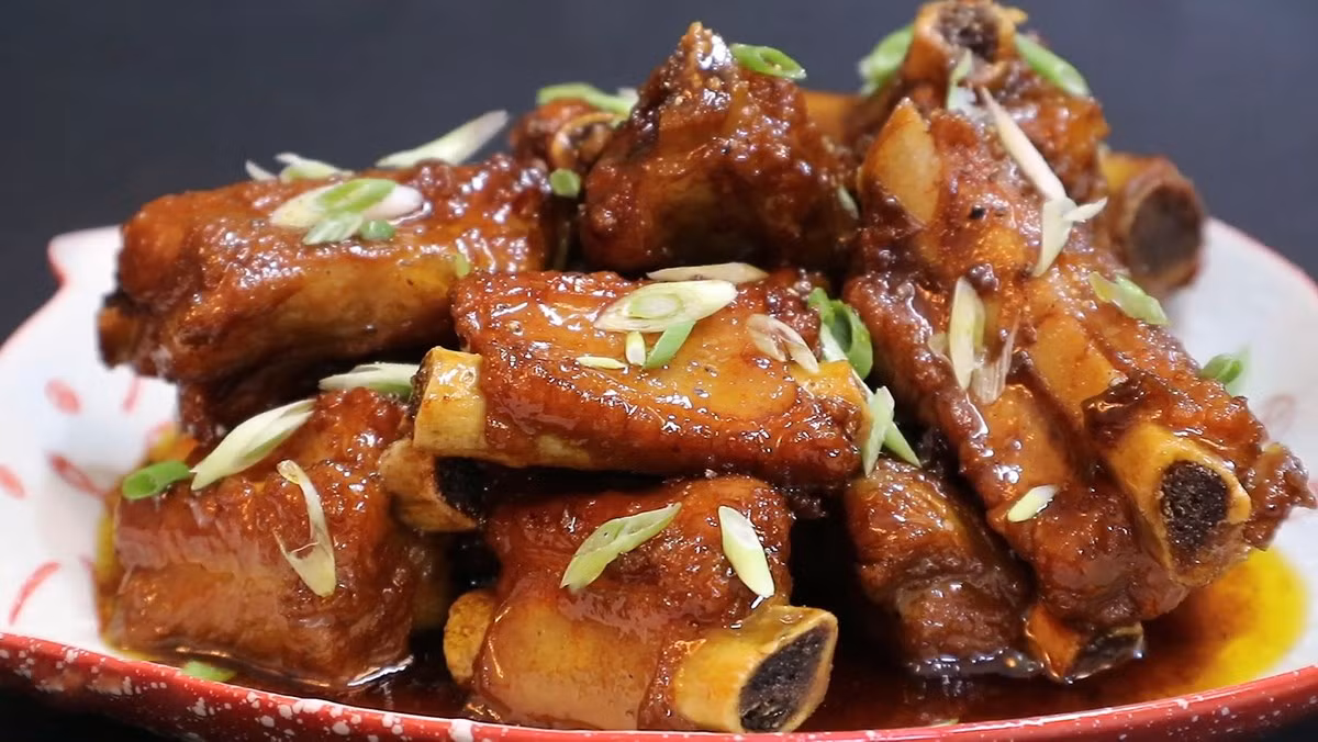 Sườn hầm coca với hương vị ngọt, cay khó cưỡng. Ảnh minh họa