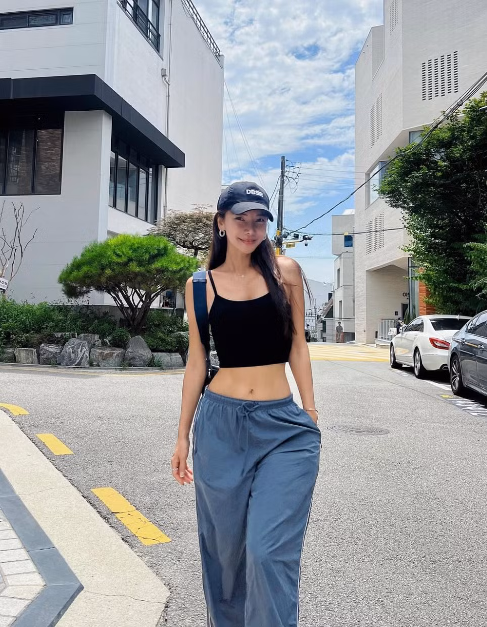 Đa phần cô diện áo croptop để khoe rãnh bụng.