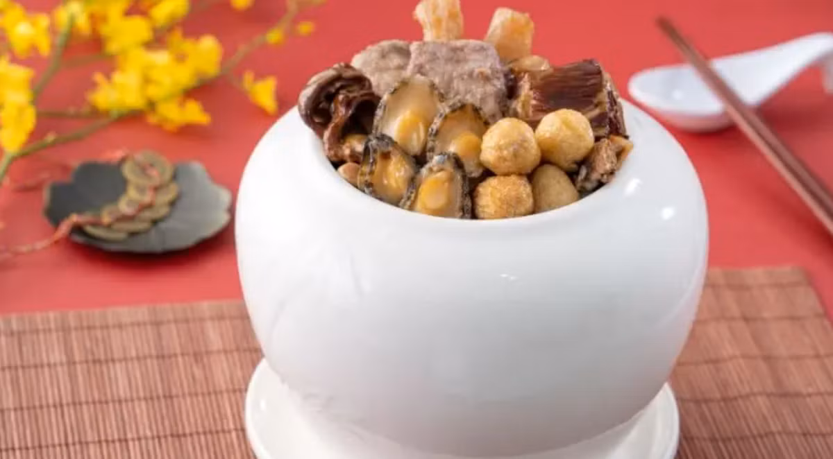 Để tạo nên món Phật nhảy tường hoàn hảo, người đầu bếp cần nấu trong nhiều giờ liền ở lửa nhỏ, tỉ mỉ hầm nguyên liệu trong nồi đất.