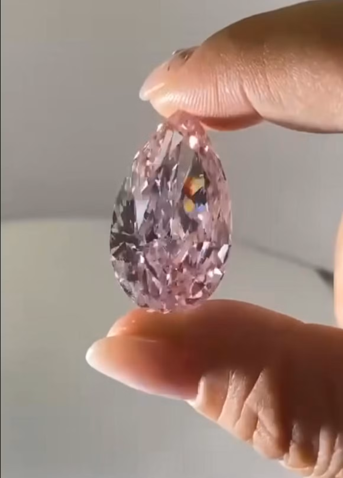 Viên kim cương này của Lý Nhã Kỳ có giá trị lên đến hơn 500 tỷ đồng khiến cư dân mạng phải trầm trồ.
