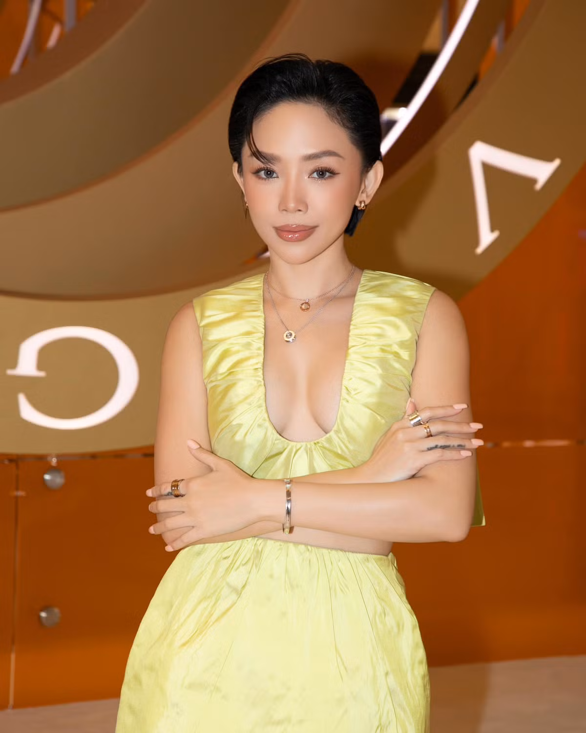 Từ lâu Tóc Tiên theo đuổi phong cách gợi cảm cùng các loại váy cắt xẻ, crop top, corset, chân váy ngắn. Ảnh: FBNV