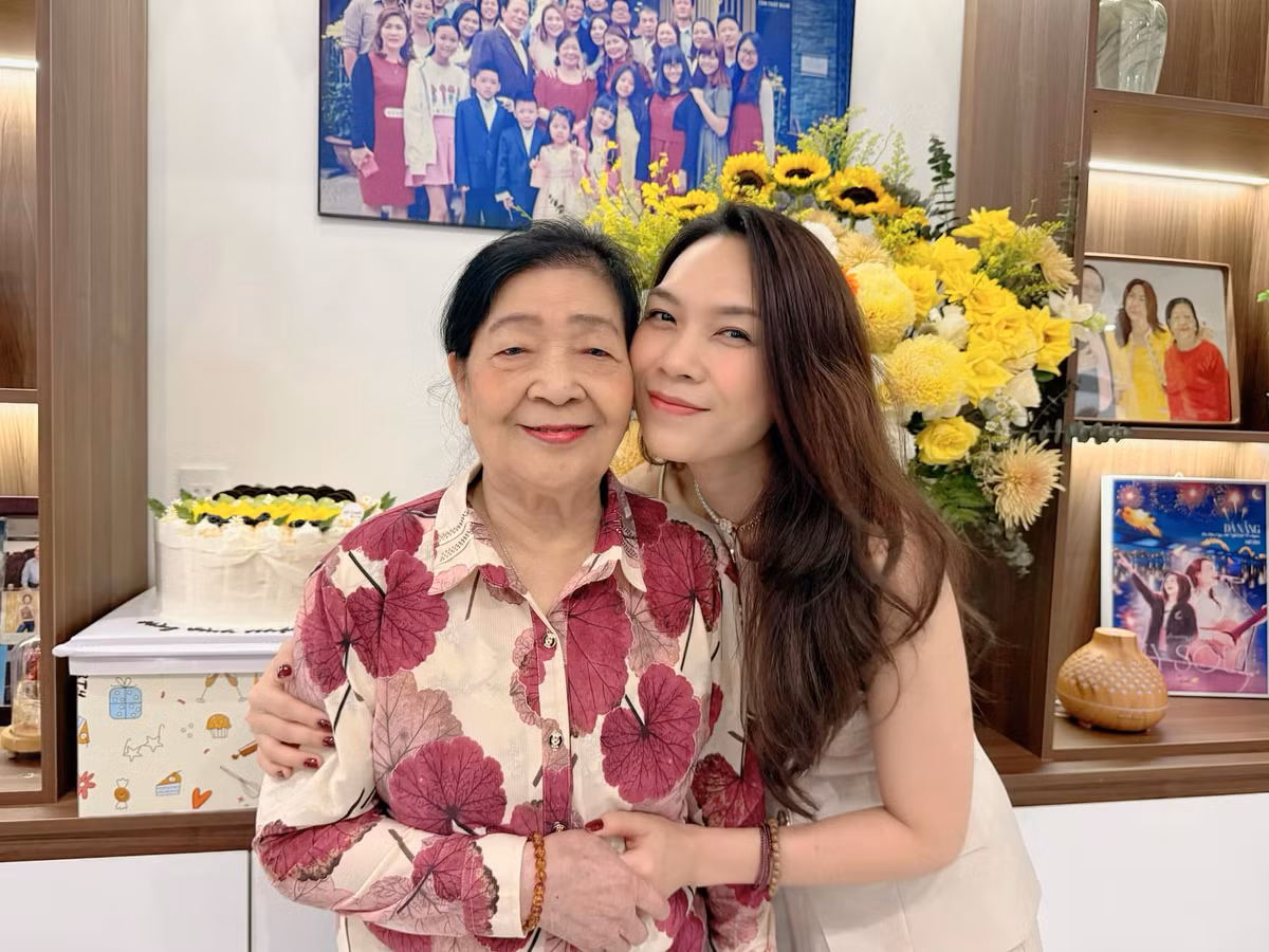 Mỹ Tâm sum họp gia đình mừng sinh nhật mẹ. Ảnh: FB My Tam